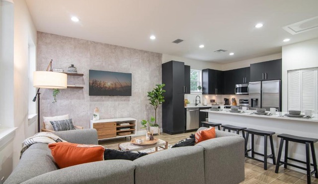 Private Cottage - KING Beds, Brand New, Near Beach, Golfing, Shopping & Restaurants