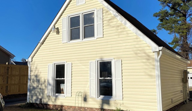 Private Cottage One Block From The Trent River!