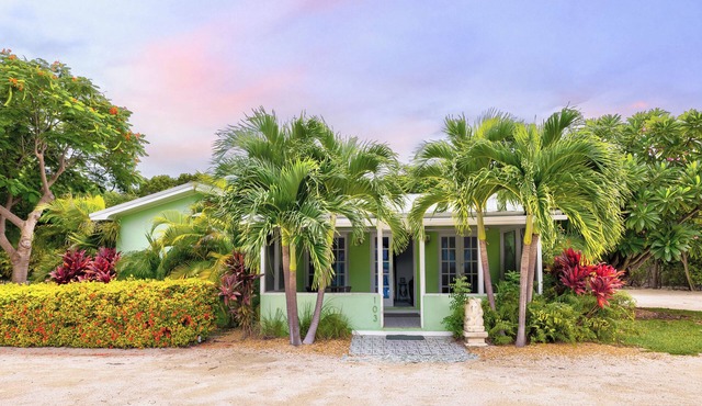 Private Cottage on Bayfront Estate with Heated Pool, Deep Dockage, Kayaks and More