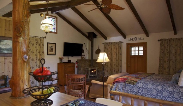 Private Cottage “Storybook Barn”
