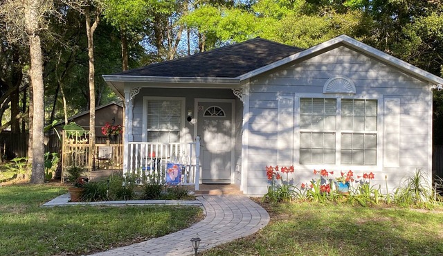 Private Cottage w/Washer/Dryer Close to Many Area Attractions