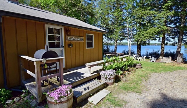 Private Cottage with dock, kayaks, swing set, near Acadia NP on Georges Pond