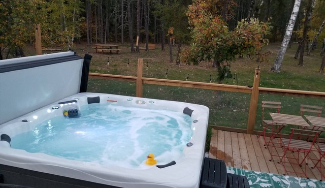 Private cottage with guest cabin, RV Hookup, and hot tub near Whitemouth Lake