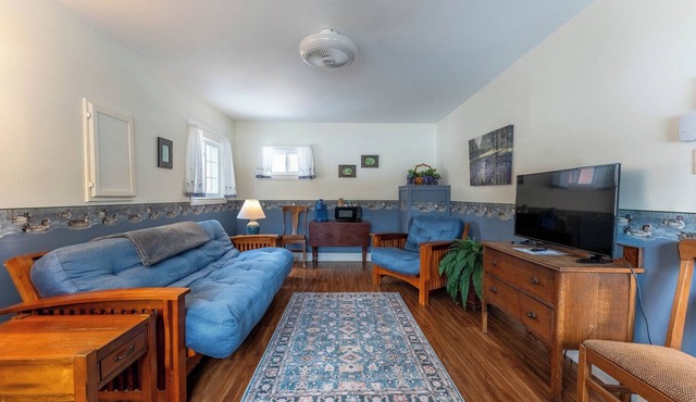 Private Cottage with King Bed. Pet-Friendly!
