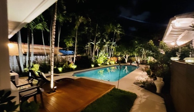 Private cottage with pool view and close to the beach