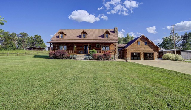 Private country cabin with all the amenities. Inground pool & stocked fish ponds