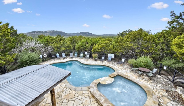 Private Country Home, Pool, HotTub, Game Room, Fire Pit, Close to Town