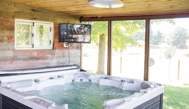 Private Country house with hot tub and screened in back porch