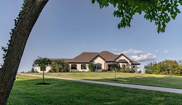 Private Country Oasis with trees, outdoor kitchen, heated pool/Hottub
