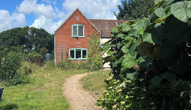 Private Country Retreat with Hot Tub, Fire Pit, Near Filby Broads