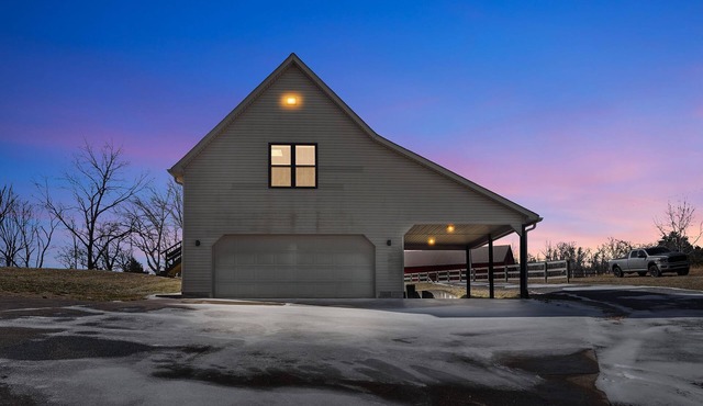 Private Country Studio w/Deck & Skylights