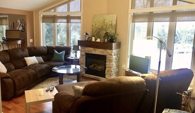 Private country suite, luxurious hot tub, open concept, King bed, pet friendly.
