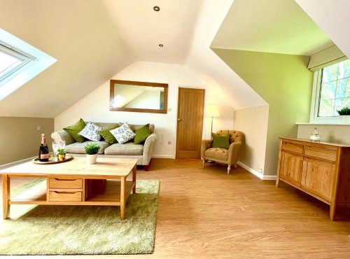 Private, Couples Forest Escape - Free Parking - Stunning & Stylish 1 Bedroom Coach house! - 5 Minute Walk to a great bistro pub! - Great Location - Fast WiFi - Smart TV - Newly Refurbished! Direct New Forest access Close to Burley
