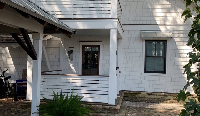 Private courtyard cottage-5 min from the beach