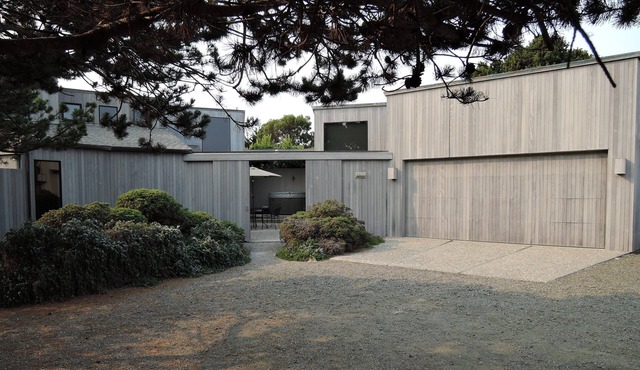 Private Courtyard with Hot Tub. Ocean View.2 min. walk to bluff