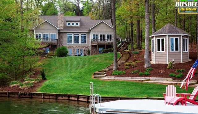 Private Cove, Brand New Beds and Mattresses, Linen Service included, WiFi