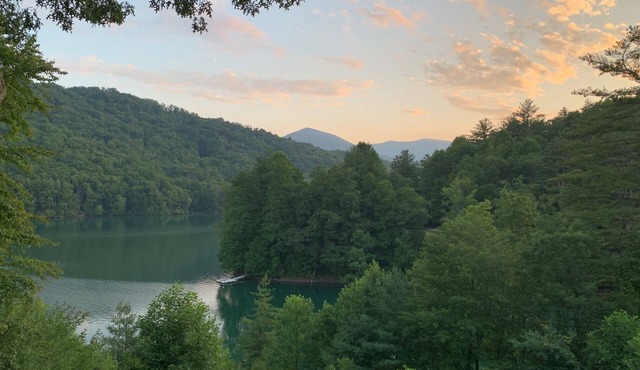 PRIVATE COVE FOR SWIMMING! LAKEFRONT WITH DOCK, MOUNTAIN VIEWS, FIRE PIT.
