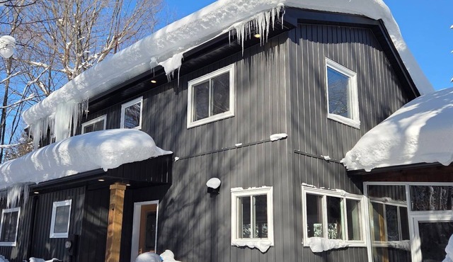 Private cove on lake manitouwabing 4 bdrm cottage. close to town of mckellar