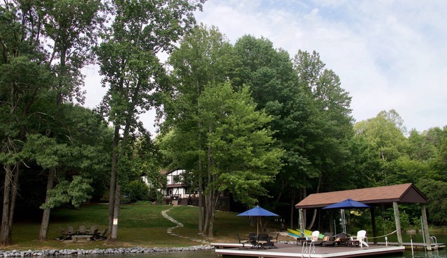 Private Coveside Paradise! WiFi, Hot Tub, FLAT Lot, Game Room, Kayaks, Beach
