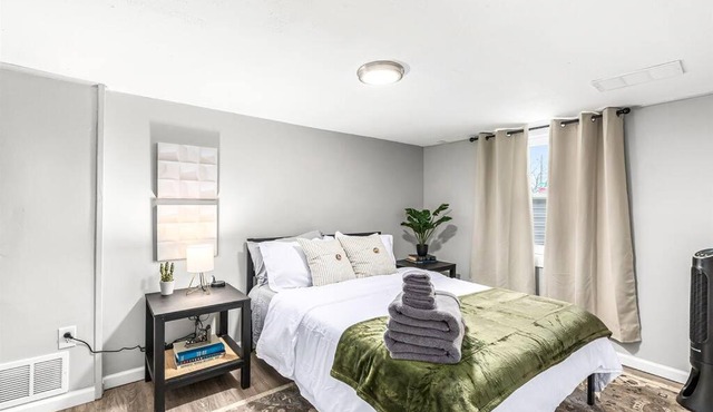 Private & Cozy 1BR Basement Suite in Hazel Park!