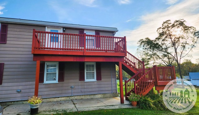 Private & Cozy 2nd Floor Farmhouse Apt, Near the UTT Six Flags & Joint Base MDL!