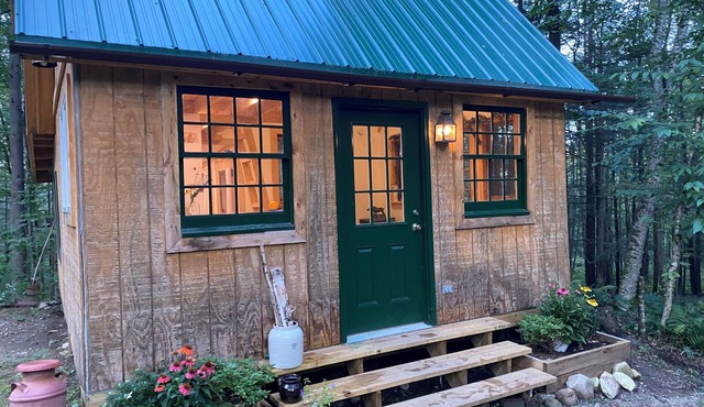 Private, cozy, and charming cabin just minutes from town.