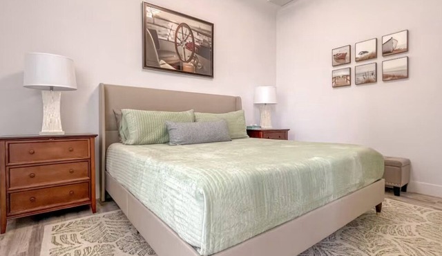 Private Cozy and relaxing 1-bedroom unit with living room kitchen full bath more