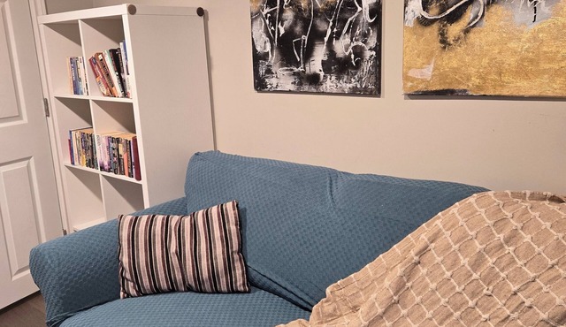 Private Cozy apartment minutes away from lift lock waterways, golf clubs, parks