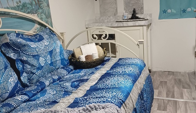 Private Cozy Bed n Shower Cabin in marvelous Jacksonville