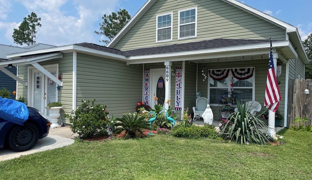 Private Cozy bedroom with on suite living room