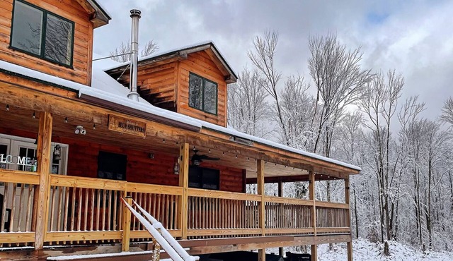 Private Cozy Cabin on 165 acres in Poconos. Pool Room, Sauna, Poker, Hunting!