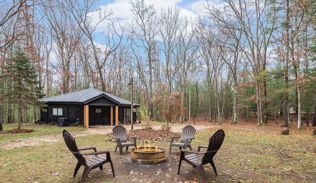 Private Cozy Cabin in the woods minutes from Baldwin with WiFi, AC and Hot Tub
