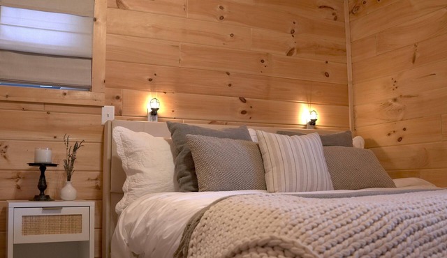 Private Cozy Cabin Modern Retreat with WIFI