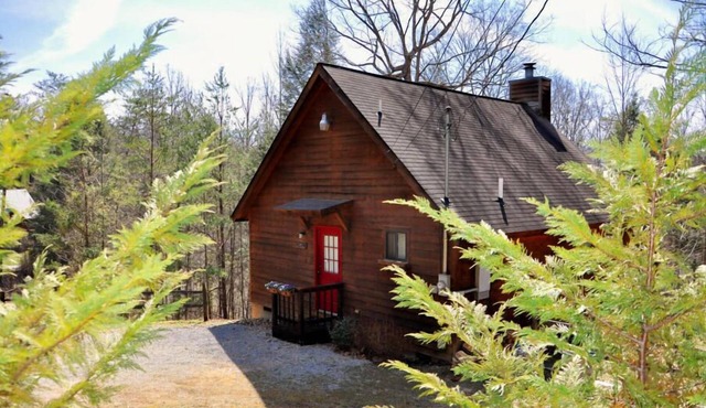 Private Cozy Cabin/WiFi & Linens Provided/Heart-Shaped Jaquzzi Tub