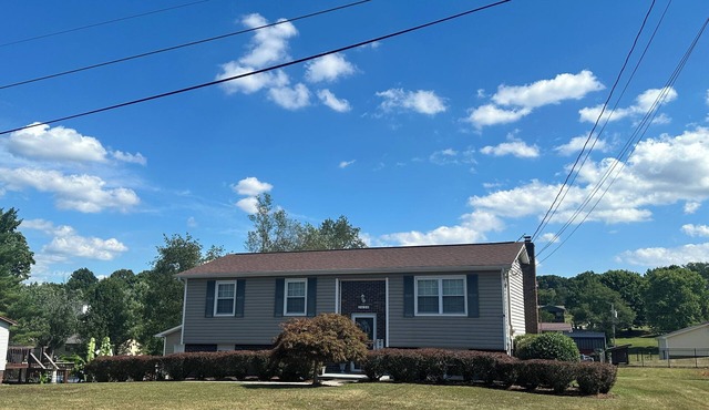 Private, Cozy, Clean 4 Bedroom Home in Morristown. WiFi, AC, close to downtown.