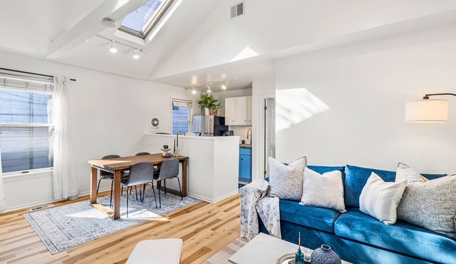 Private Cozy Cottage House in Lincoln Park w/Porch