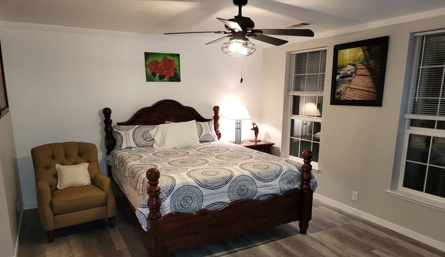 Private Cozy farm house with lots of games! (Bootjack Inn near highway)