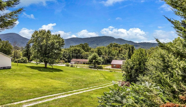 Private, cozy home - Handicapped Accessible no by- with great views