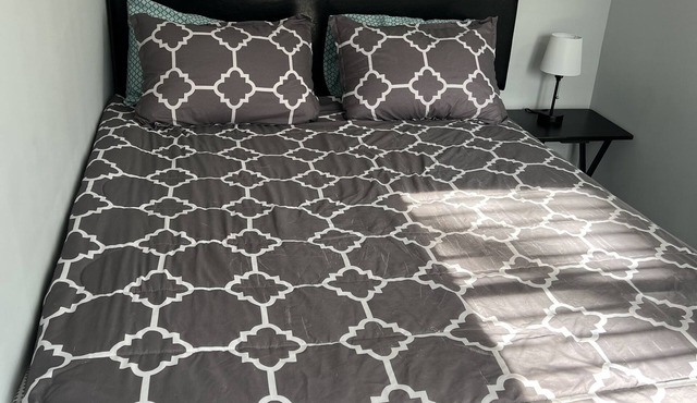 Private cozy level w/TV, 15 Min to ATL,Hawks Arena