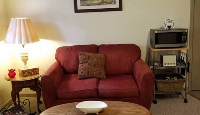 Private, cozy nook: Country Feel, City Access