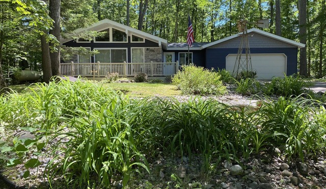 Private, Cozy, Quiet on double lot near Beautiful Higgins and Houghton Lakes