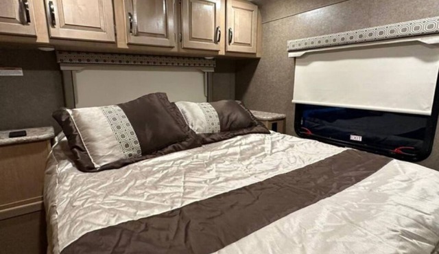 Private Cozy RV Very central walking to shopping store/near FIU Pet Friendly .