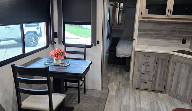Private Cozy RV with AC and WiFi in Welcoming Sarasota.