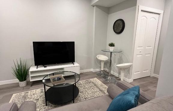 Private Cozy Secondary Suite, 2 Bedrooms, Separate Entrance