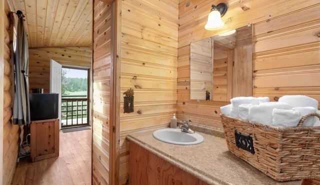 Private, Cozy cabin overlooking Glacier Park w/top rated restaurant on site
