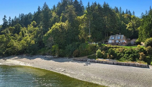 Private & Cozy Waterfront Retreat: Rainier to DT Seattle VIEWS, A/C, Pool Table!