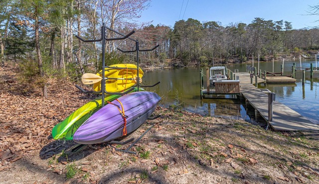 Private Creek Retreat w/king suite, firepit, kayaks