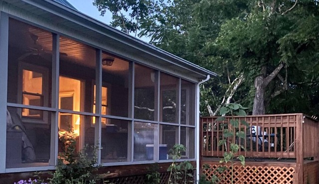 Private Creekside Cabin, Ideal for Couples, Small Families