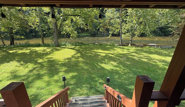 Private Creekside Cabin for 2; Hot Tub, Waterfall Hike, Wi-Fi, Fire Pit