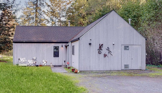 Private creekside oasis on 6 acres with furnished patio & bonus sleeping den